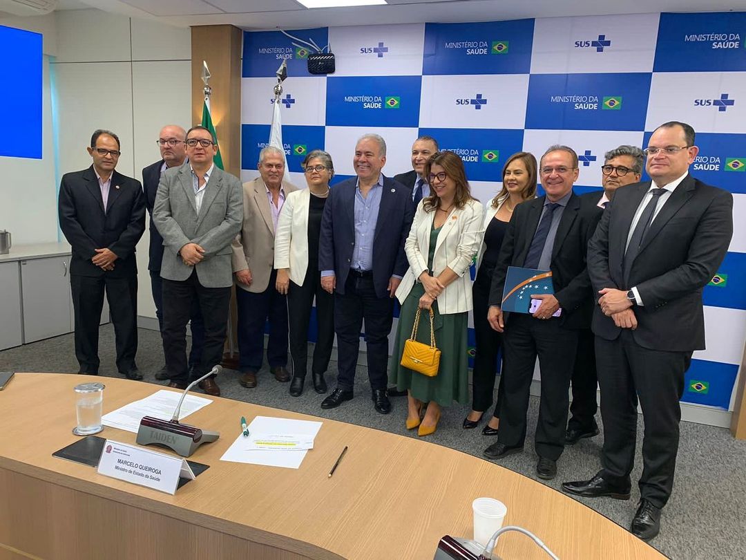 Dra. Lúcia Santos participou da entrega de um documento ao Ministro da Saúde Queiroga