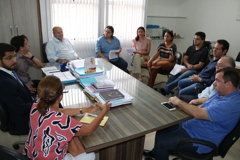 Médicos discutem a situação do Hospital Geral do bairro Promorar com a equipe da Fundação Municipal de Saúde