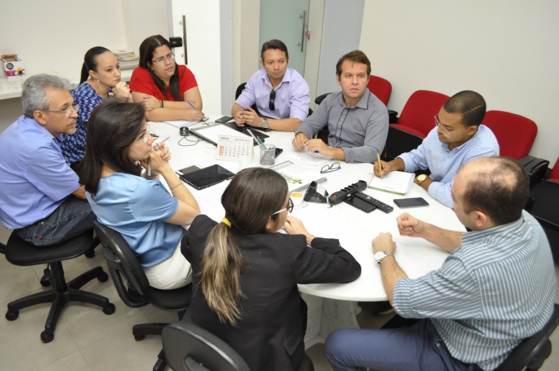 Simepi realiza debate com candidatos a governador e se reúne com assessores para apresentar regras