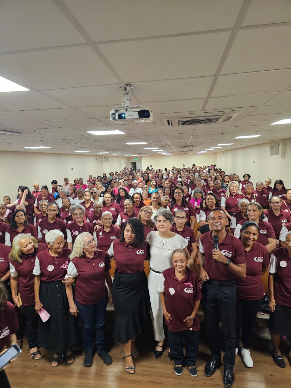 Outubro Rosa: presidente conversa sobre saúde da mulher e prevenção do câncer de mama em Igreja Universal